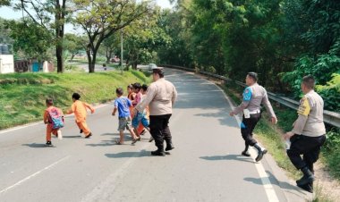 Terima Kasih Pak Polisi Bengkong, Senangnya Anak-anak SMP 4 di Batam Dibantu Menyeberang Jalan