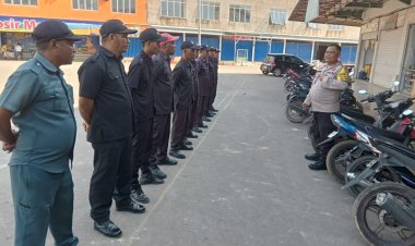 Satpam Pasar Victory Tanjung Riau mendapat edukasi dan himbauan dari Bhabinkamtibmas Polsek Sekupang