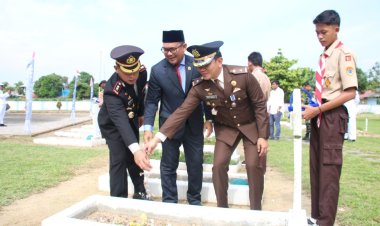 Peringatan Hari Pahlawan, Wakapolresta Barelang Ikuti Upacara Ziarah di Makam Pahlawan