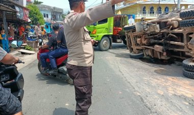 Cepat Tanggap Patroli Polsek Bengkong Amankan Jalur, Dump Truk Terbalik di Jalan Lekas Teratasi