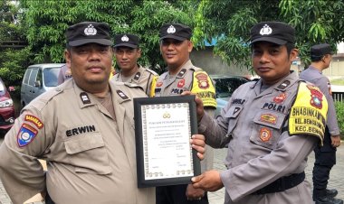 Wujud Apresiasi, Kapolsek Bengkong Berikan Penghargaan ke Anggota Bhabinkamtibmas dan Staf Urmin Reskrim
