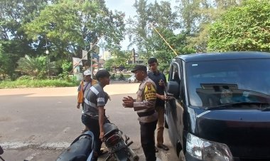 Sambang petugas parkir, Bhabinkamtibmas Tiban Baru menyampaikan pesan kamtibmas