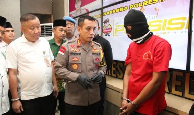 Kapolresta Barelang Gelar Konferensi Pers Ungkap Pelaku Peredaran Gelap Narkotika Jenis Sabu Seberat Hampir 3 KG