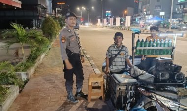 Sambangi pedagang Pada Malam Hari, Batara Biru Polsek Sekupang Beri Rasa Aman Saat Berjualan