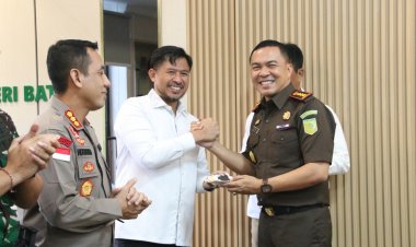 Kapolresta Barelang Bersama FKPD Kota Batam Beri Kejutan Ulang Tahun kepada Kajari Batam yang Ke-47 Tahun