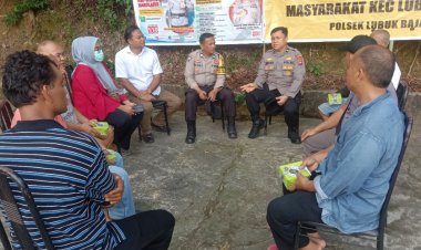 Polsek Lubuk Baja Melaksanakan jumat Curhat di pasar pelita Kec. Lubuk Baja Kota Batam