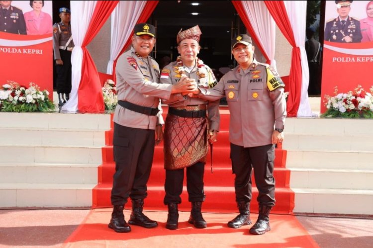 POLDA KEPRI GELAR UPACARA FAREWELL AND WELCOME PARADE KAPOLDA KEPRI