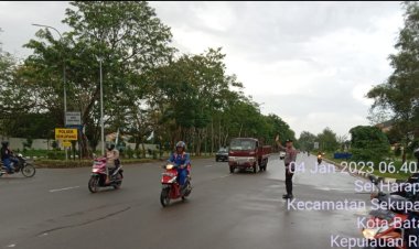 Strong point pagi Polsek Sekupang walaupun hujan tetap melayani masyarakat