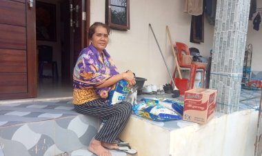 Giat Bantuan Sosial (Bansos) Polsek Sungai Beduk kepada Masyarakat Kav. Mangsang Indah Kel. Mangsang Kec. Sungai Beduk