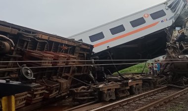 Kecelakaan Kereta Terjadi di Cicalengka, Kabupaten Bandung: Sejumlah Gerbong Terbalik dan Rusak