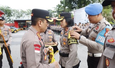 Kapolresta Barelang Pimpin Upacara Pemberian Penghargaan Polsek Terbaik Periode Desember 2023 dan Pemberian Penghargaan Kepada Personil Berprestasi