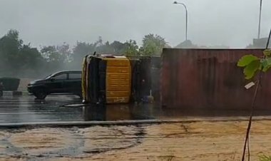 Kecelakaan Tunggal di Jalan Raya depan Legenda Malaka