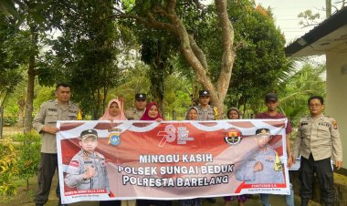 Minggu Kasih dan Bantuan Sosial (Bansos) Polsek Sungai Beduk Polresta Barelang Menyentuh Warga di Kav. Lama Sungai Daun Kel. Tanjung Piayu