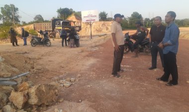Orang Tua Siswa Sekolah Manunggal Nusantara Menjerit Keluhkan Askes Jalan