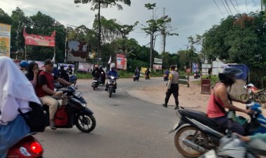 Personil Polsek Sungai Beduk Polresta Barelang Laksanakan Strong Point Pagi antisipasi kemacetan pada pagi hari