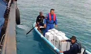 Personel Polres Bintan dan Polsek Tambelan Kawal Logistik Pemilu Tahap 1 Untuk Desa Pulau Terluar Kecamatan Tambelan
