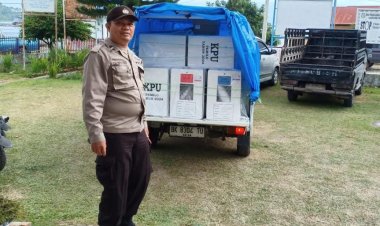 Personel Polres Simalungun Berjuang Mengamankan Logistik Pemilu 2024 Melintasi Danau Toba