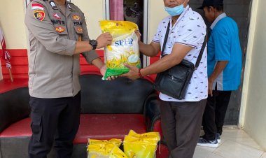 Kegiatan Bantuan Sosial (Bansos) Polsek Sungai Beduk Polresta Barelang kepada Masyarakat Sungai Daun Kel. Tanjung Piayu