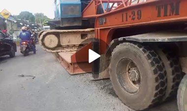 Kecelakaan Tunggal di Simpang Lantamal - AL Akibat Alat Berat Tersangkut di Jalan Bergelombang