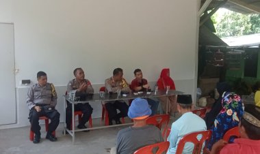 Polsek Sungai Beduk Melakukan Door to Door System dan Sosialisasi Kamtibmas serta Bantuan Sosial kepada Masyarakat Mangsang Kebun Kelurahan Mangsang