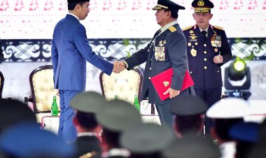 Bapak Presiden Joko Widodo Memberikan Penghargaan Kenaikan Pangkat Istimewa kepada Menteri Pertahanan RI Prabowo Subianto Menjadi Jenderal TNI Kehormatan