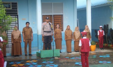 Bhabinkamtibmas Kelurahan Sungai Enam Jadi Inspektur Upacara di SD