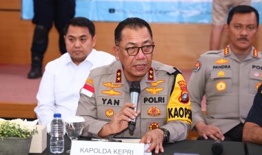KAPOLDA KEPRI HADIRI KONFERENSI PERS PENGUNGKAPAN PENYENLUNDUPAN MINUMAN MENGANDUNG ETIL ALKOHOL