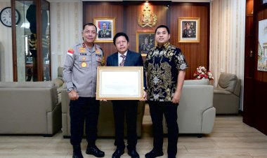 KAPOLDA KEPRI TERIMA PENGANUGERAHAN PRESISI AWARD DARI LEMKAPI