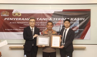 Kapolresta Barelang Terima Penghargaan dari Kedutaan Besar Jepang Atas Penangkapan WN Jepang Jepang a.n. Yusuke Yamazaki Sesuai Blue Notice Interpol