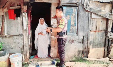 Berbagi Berkah Ramadhan: Aiptu Agus Riyanto Bagikan Makanan Buka Puasa di Slum Area