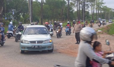 Personil Polsek Sungai Beduk Polresta Barelang Laksanakan Strong Point Pagi antisipasi kemacetan pada pagi hari