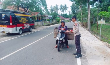 Anggota Polri Turun Kejalan Bagikan Takjil Kepada Masyarakat