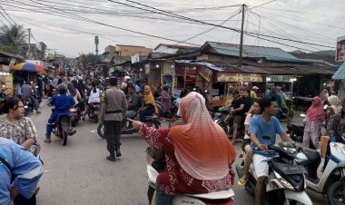 Personil Polsek Sungai Beduk Laksanakan Pengamanan Pasar Tumpah/Bazar Ramadhan di Wilayah Hukum Polsek Sei Beduk