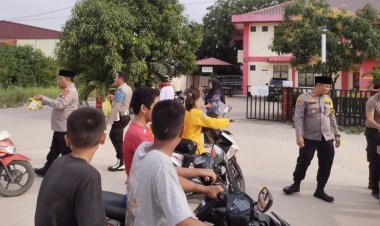 Puasa Keempat, Polsek Bengkong Bagi-bagi Takjil Gratis ke Pengguna Jalan