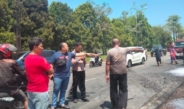 Gerak Cepat Polsek Bengkong Lakukan Penanganan Kebakaran Ban Bekas di Jalan Yos Sudarso