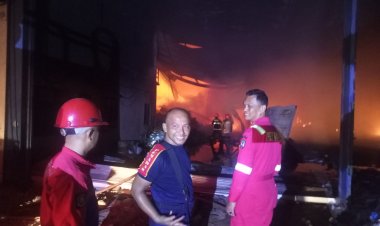 Kebakaran Hebat Hanguskan Pabrik Plastik di Jl Hasanudin, Polisi dan Damkar Segera Bertindak