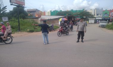 Personil Polsek Sungai Beduk Polresta Barelang Laksanakan Strong Point Pagi antisipasi kemacetan pada pagi hari