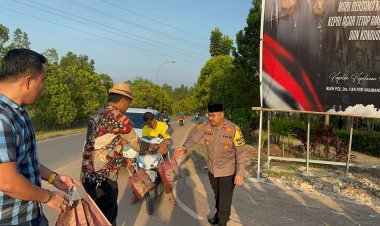 Polsek Sungai Beduk dan Bhayangkari Berbagi Berkah: Pembagian Takjil untuk Pengguna Jalan di Bulan Suci Ramadhan 1445 H/2024 M