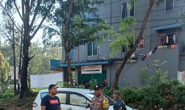 Bhabinkammtibmas Polsek Sekupang Himbau Warga Gunakan Helm Saat Berkendara