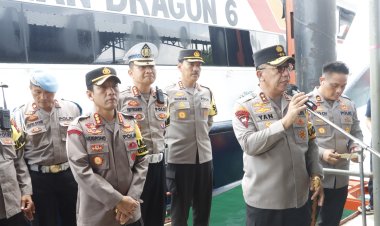 Kapolda Kepri Didampingi Kapolresta Barelang Berikan Tiket Gratis Mudik Di Pelabuhan Domestik Telaga Punggur Kota Batam