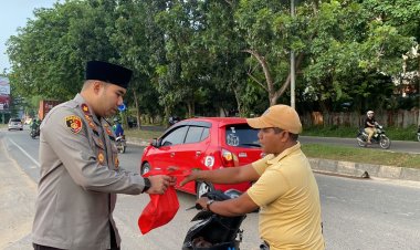 Jelang Berbuka Puasa, Polsek Batu Ampar Di Dampingi Bhayangkari Polsek Batu Ampar Bagikan Takjil di Depan Jln  Hotel Facipik place Sei jodoh