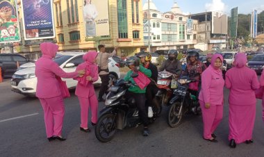 Ramadhan Berkah  Pembagian takjil Pada Bulan suci Ramadhan 1445 H/2024 M oleh Polsek Lubuk Baja bersama bhayangkari kepada Masyarakat  Pengguna Jalan