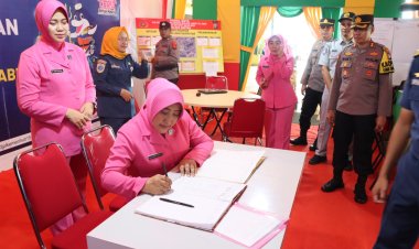 Peduli Personel Tugas Pengamanan Pos, Kapolres Bintan dan Ketua Bhayangkari Bintan Berikan Tali Asih.