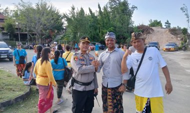 Kapolsek Sekupang Turun Langsung Memastikan Keamanan Pembagian Takjil Di Depan Pura Agung