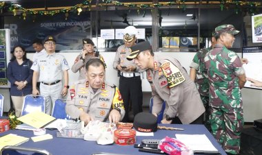 Kapolda Kepri Didampingi Kapolresta Barelang Melaksanakan Peninjauan Atau Pengecekan Arus Mudik H-3 Hari Raya Idul Fitri 1445 H Kota Batam