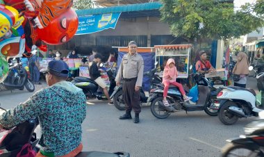 Berikan Rasa Aman dan Nyaman, Polsek Sungai Beduk Laksanakan Pengamanan di Pasar Tumpah Ramadhan