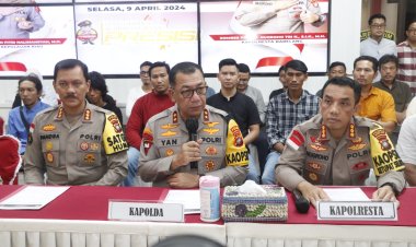 Kapolda Kepri Didampingi Kapolresta Barelang Gelar Konferensi Pers Berikan Restorative Justice Kepada 8 Orang Tersangka Yang di Tahan dalam Perkara Melawan Petugas Saat Pembukaan Blokir Jalan Rempang