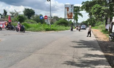 Personil Polsek Sungai Beduk Polresta Barelang Laksanakan Strong Point Pagi antisipasi kemacetan pada pagi hari