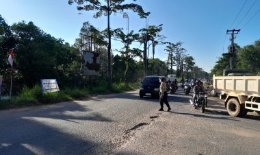 Personil Polsek Sungai Beduk Polresta Barelang Laksanakan Strong Point Pagi antisipasi kemacetan pada pagi hari