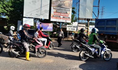 Personil Polsek Sungai Beduk Polresta Barelang Laksanakan Strong Point Pagi antisipasi kemacetan pada pagi hari
